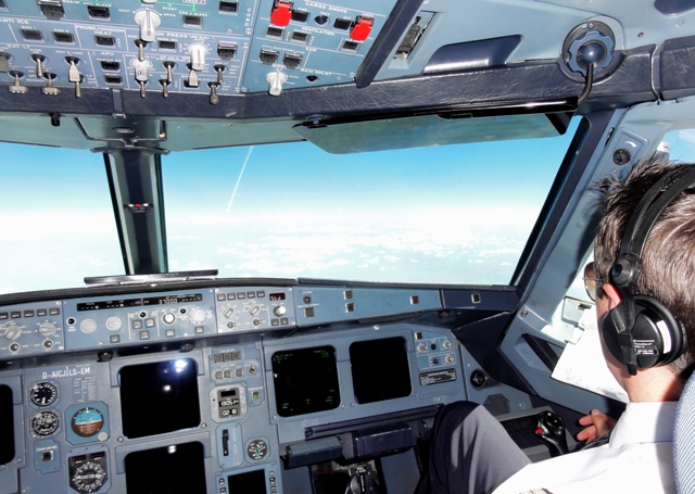 Cockpit Airbus A320 und Wolken 