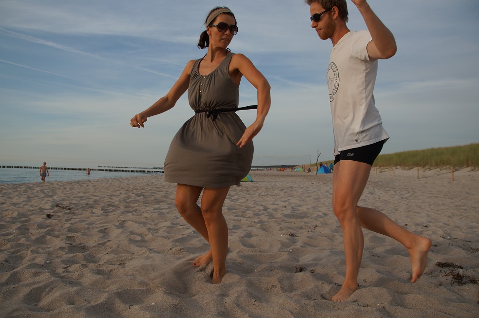 Madlen und Lars beim Salsa-Tanzen am Ostseestrand