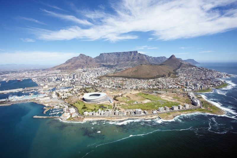 Kapstadt mit Stadion und Tafelberg © Somi - Fotolia.com 