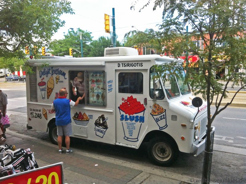 Eis, Hotdogs und Burger gibt´s auf den Straßen aus solchen Wägen. 