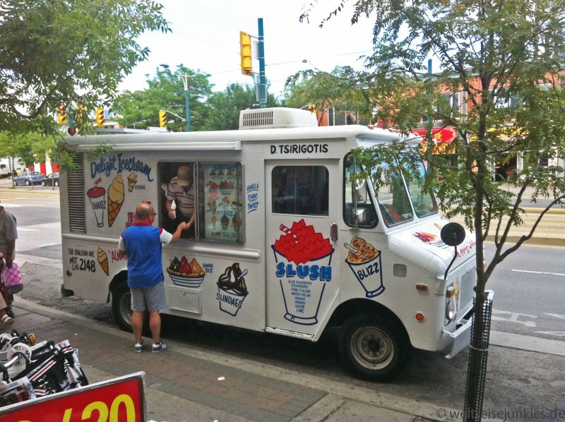 Eis, Hotdogs und Burger gibt´s auf den Straßen aus solchen Wägen.